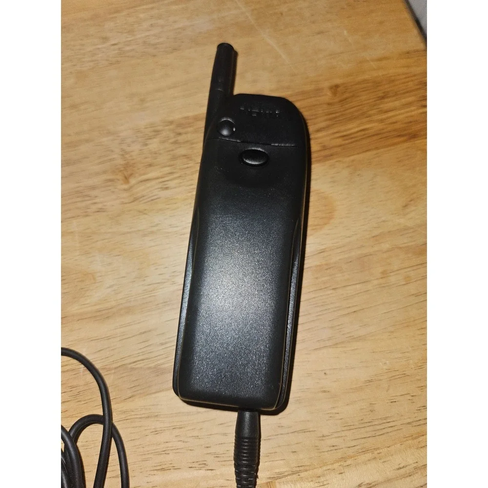 Vintage Nokia phone Charger & Manuals turns on & charges